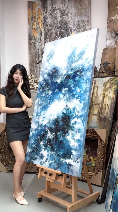 蓝白抽象画作在画架上展示