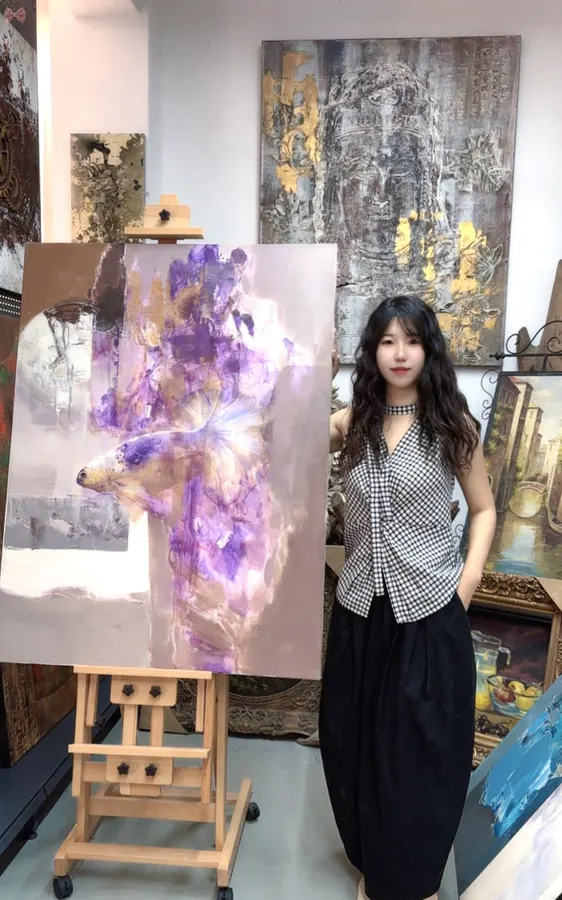 带有紫色鱼形意象的抽象画作在工作室中