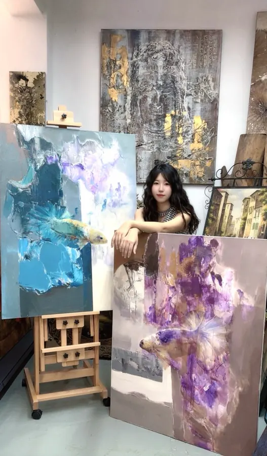 紫色与金色抽象鱼形作品在工作室中展示