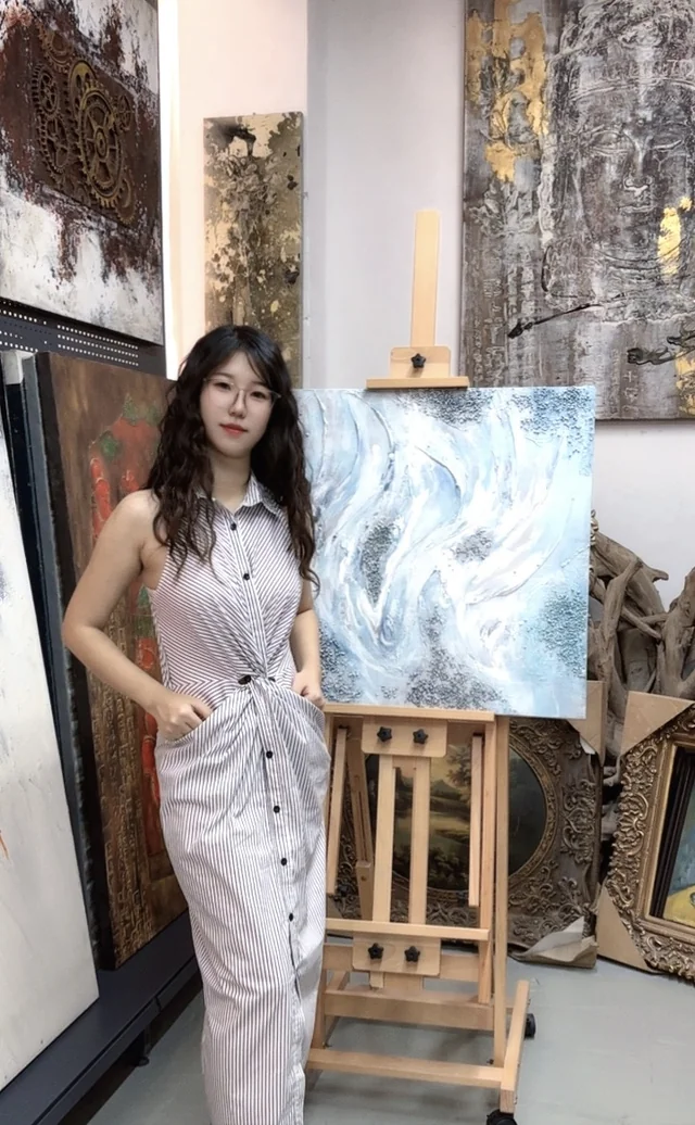 艺术家与浅蓝画作