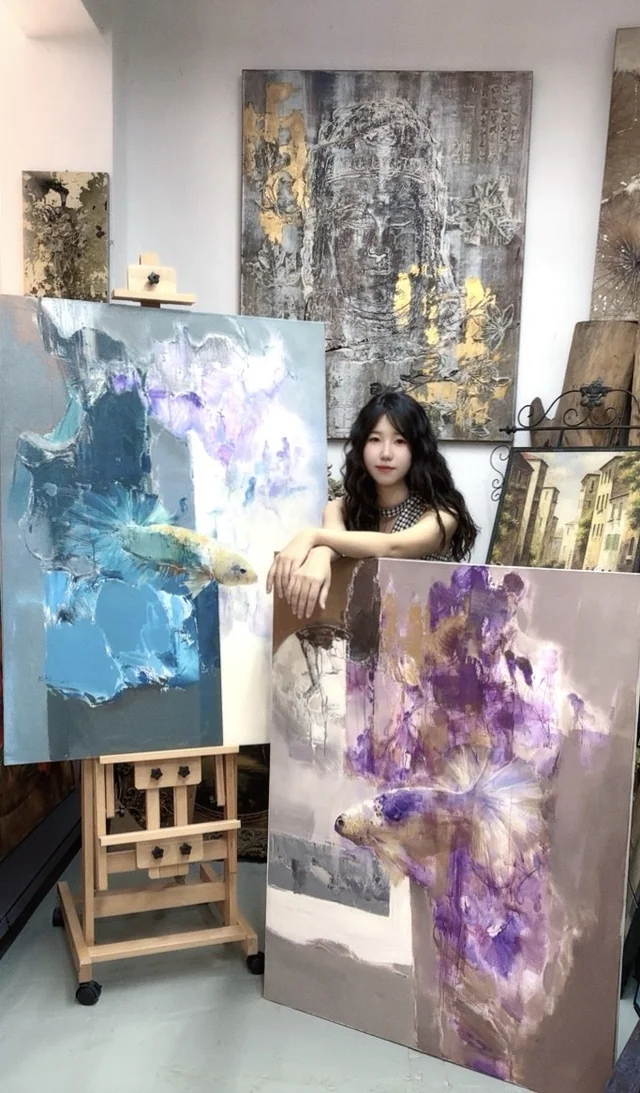 艺术家与蓝绿、紫金色画作