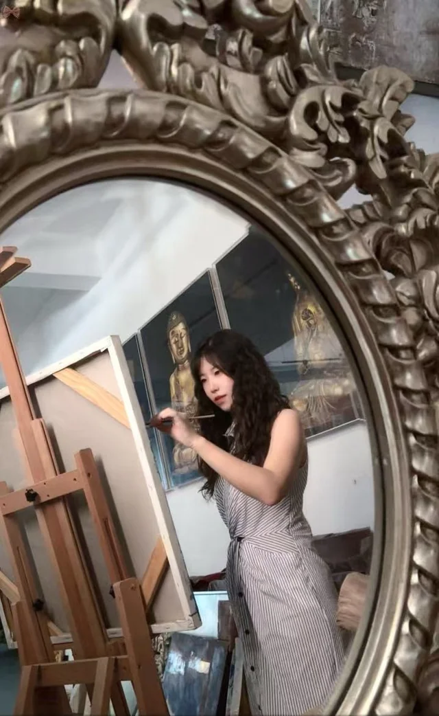 艺术家在工作室作画